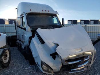  Salvage Freightliner Cascadia 1