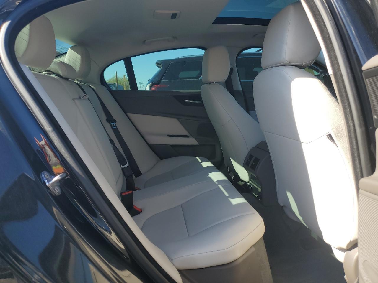 Jaguar XE Premium Image 8