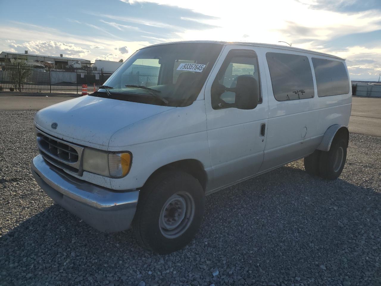 Ford Econoline E350 Super Duty Wagon Image 4