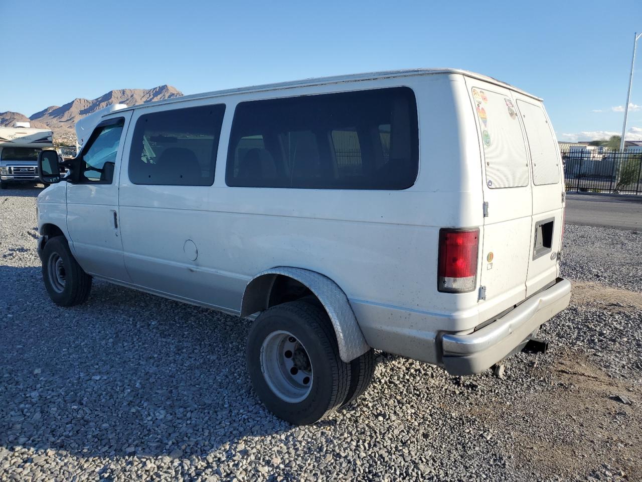 Ford Econoline E350 Super Duty Wagon Image 3