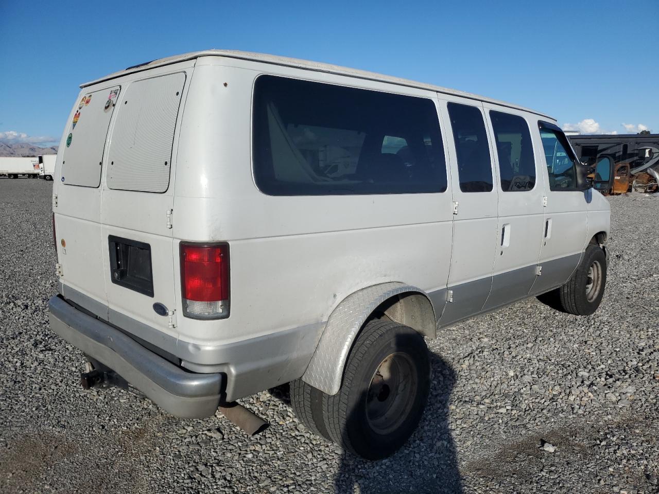 Ford Econoline E350 Super Duty Wagon Image 5