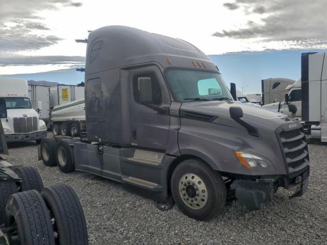  Salvage Freightliner Cascadia 1
