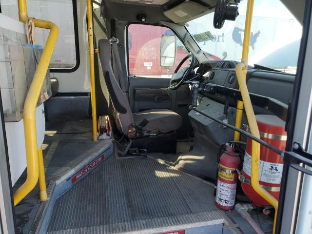 Ford Econoline E450 Super Duty Cutaway Van Image 8