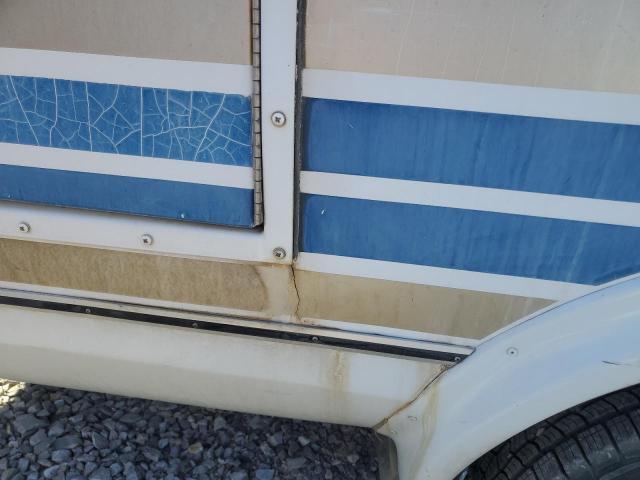 Ford Econoline E450 Super Duty Cutaway Van Image 3