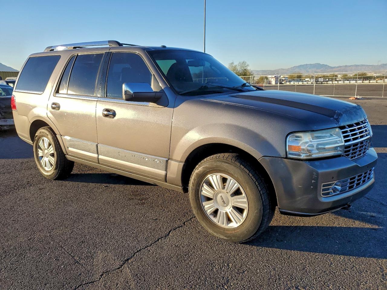 Lincoln Navigator Image 2
