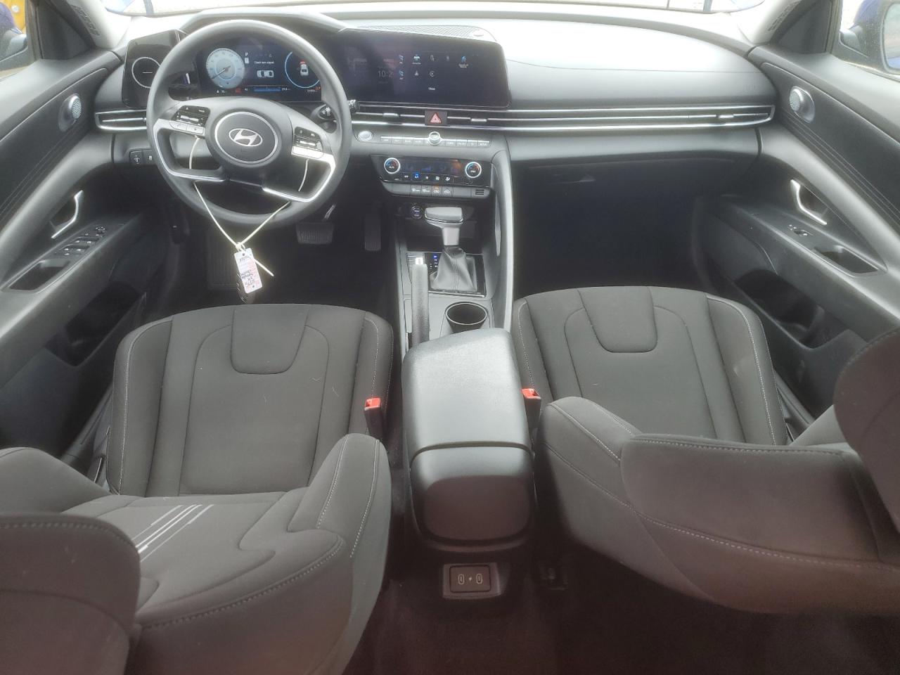 Hyundai ELANTRA Sel Image 2