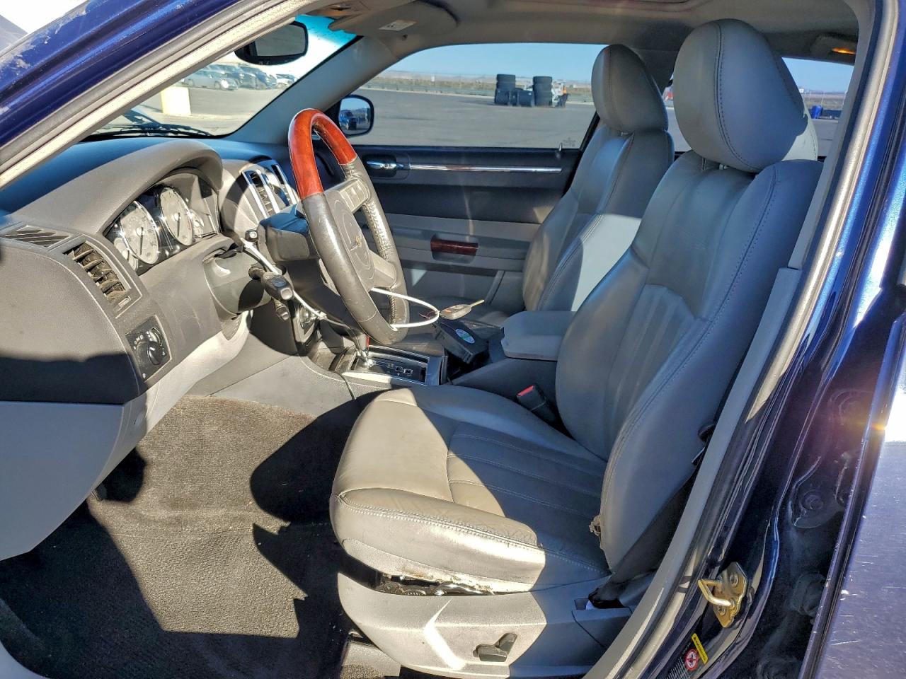 Chrysler 300 Image 11