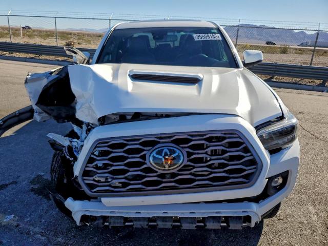 Toyota Tacoma Double Cab Image 3