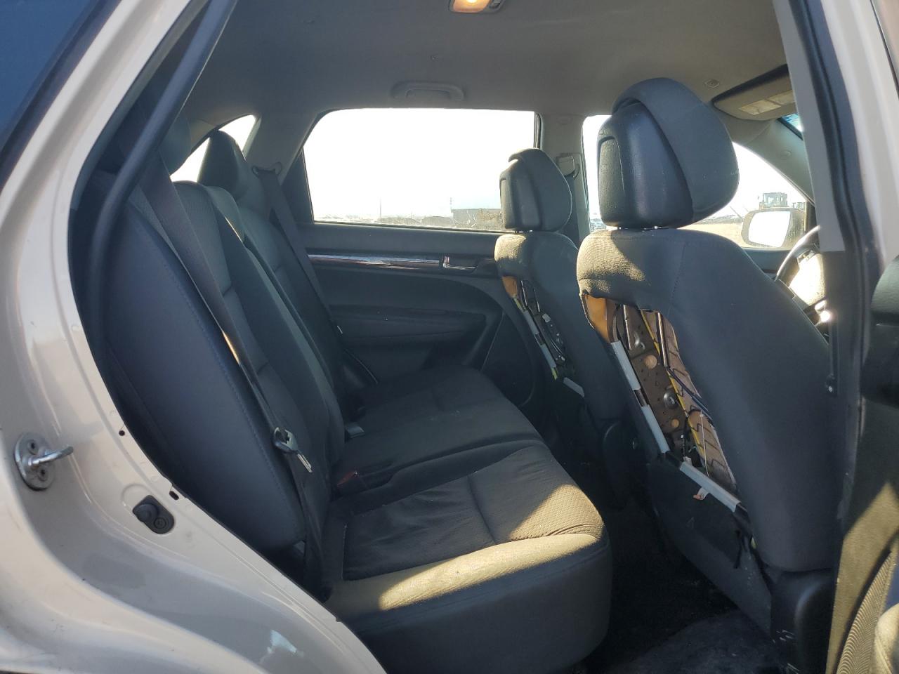 Kia Sorento Base Image 13