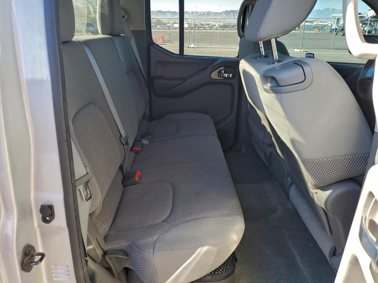 Nissan Frontier S Image 9