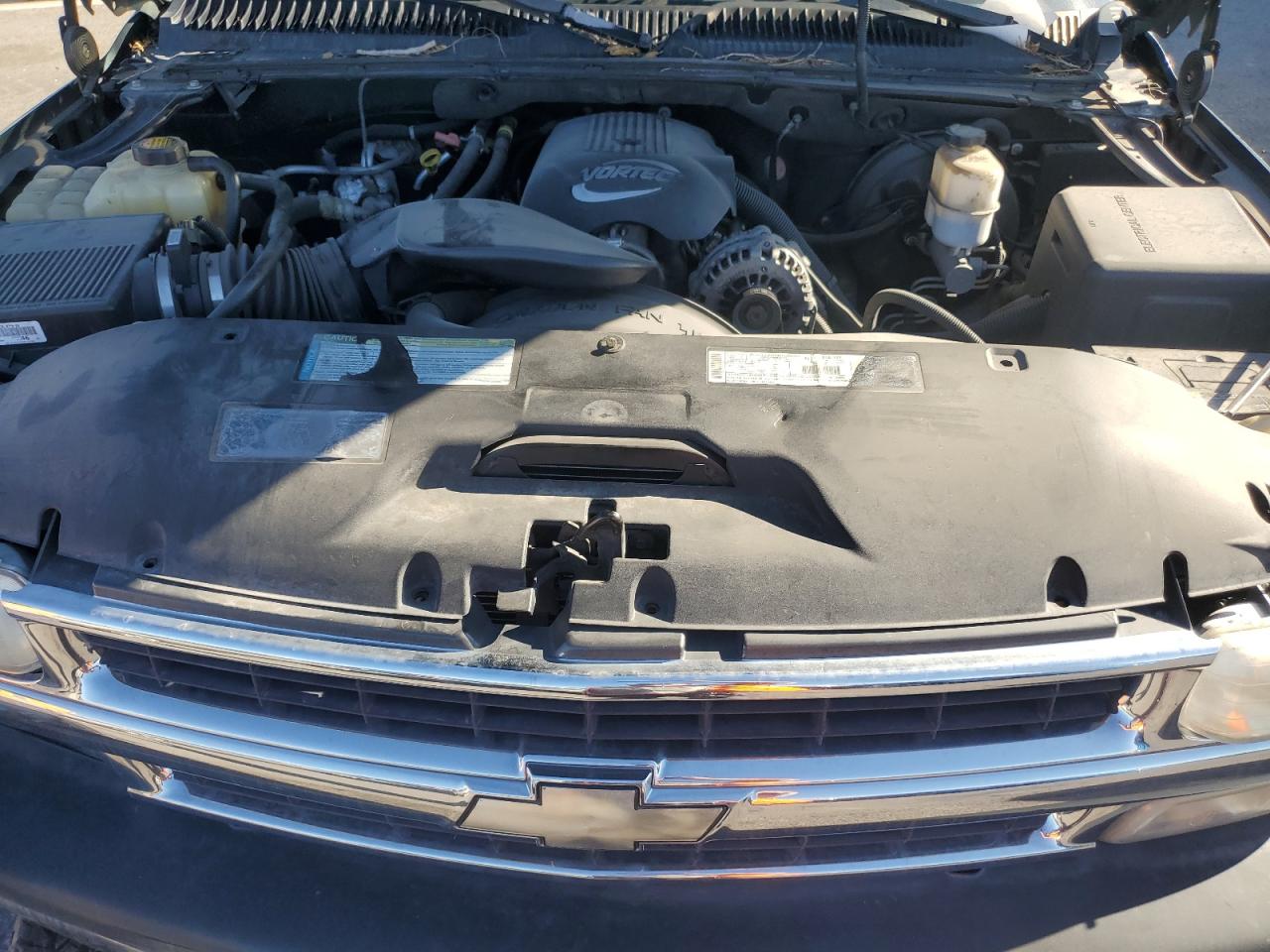 Chevrolet Suburban C1500 Image 2