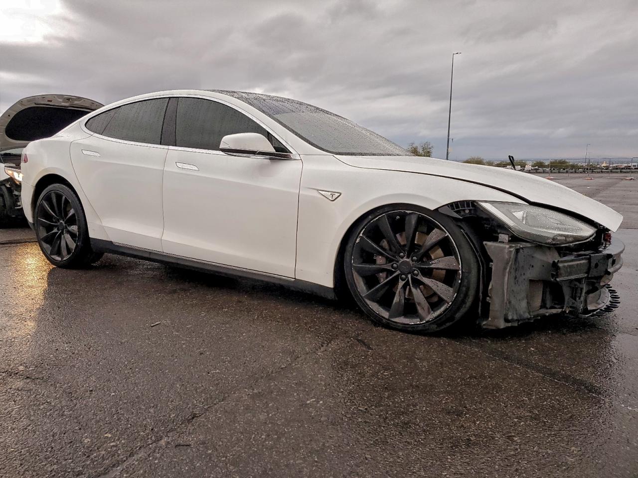 Tesla Model S Image 8