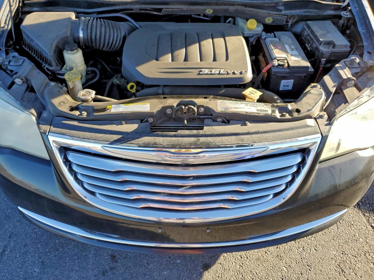 Chrysler Minivan Touring L Image 12