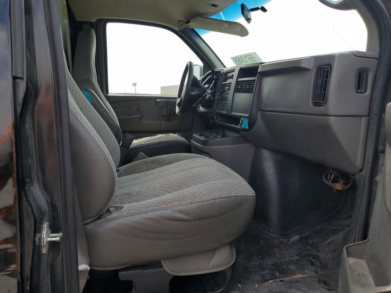 GMC Savana Cutaway G3500 Image 10