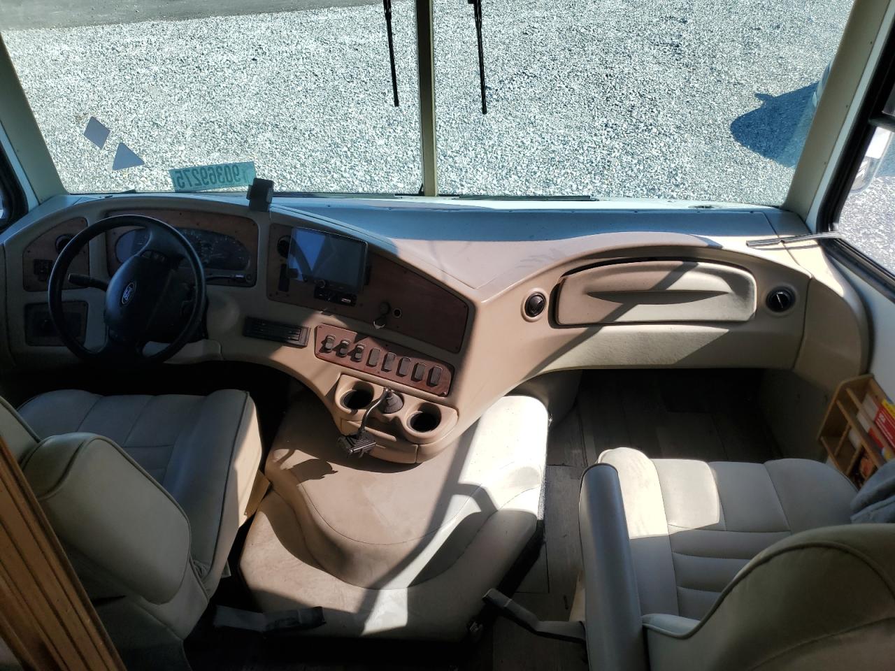 Ford F-550 Super Duty Stripped Chassis Image 3