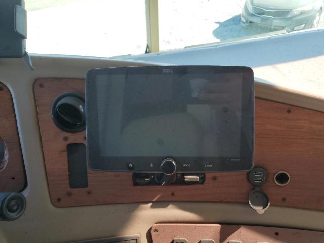 Ford F-550 Super Duty Stripped Chassis Image 9