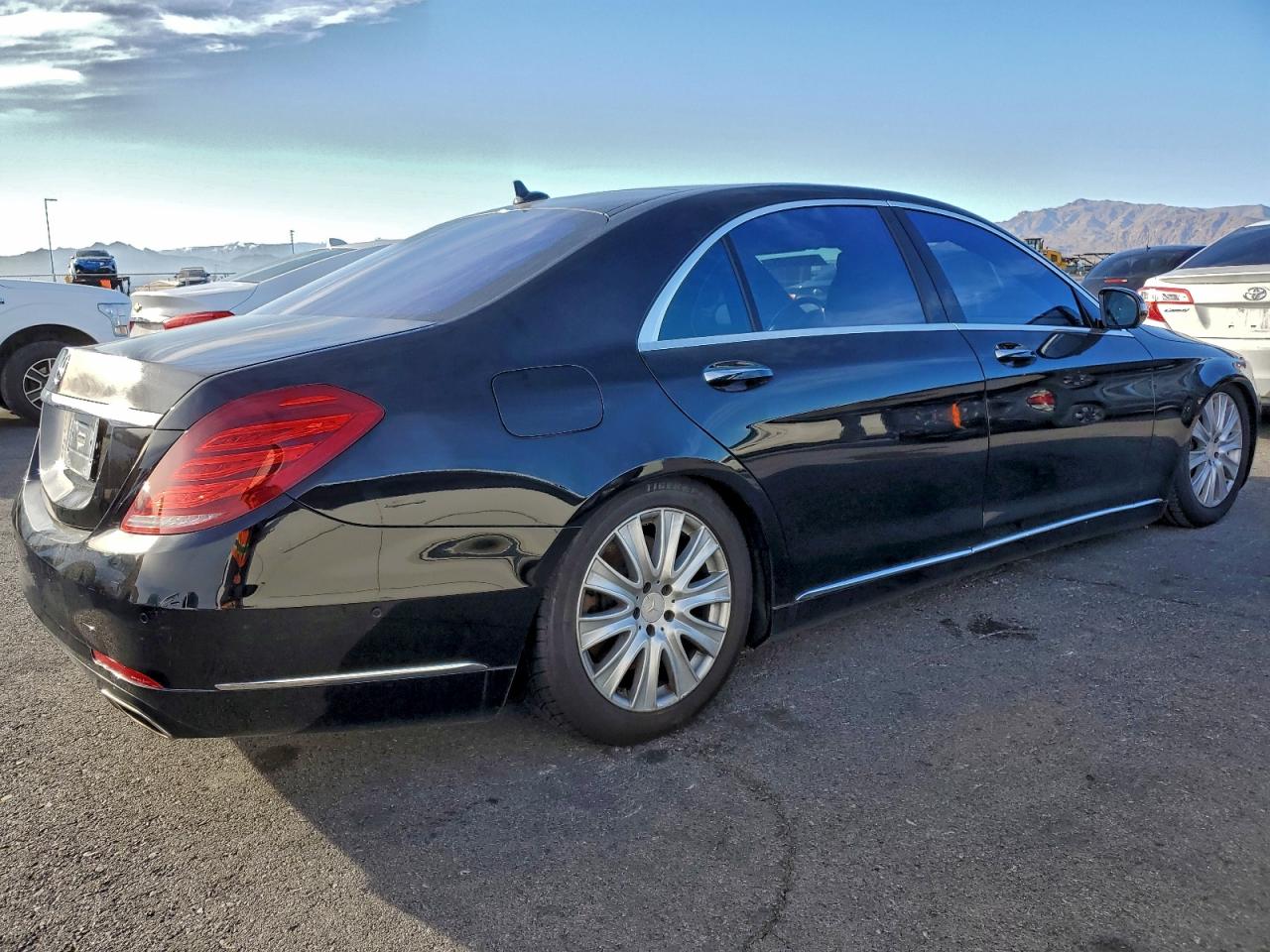 Mercedes-Benz S-Class 550 Image 2