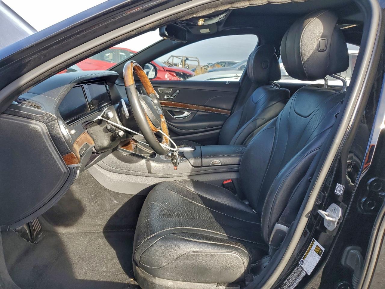 Mercedes-Benz S-Class 550 Image 11