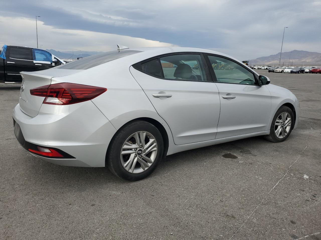 Hyundai ELANTRA Sel Image 3