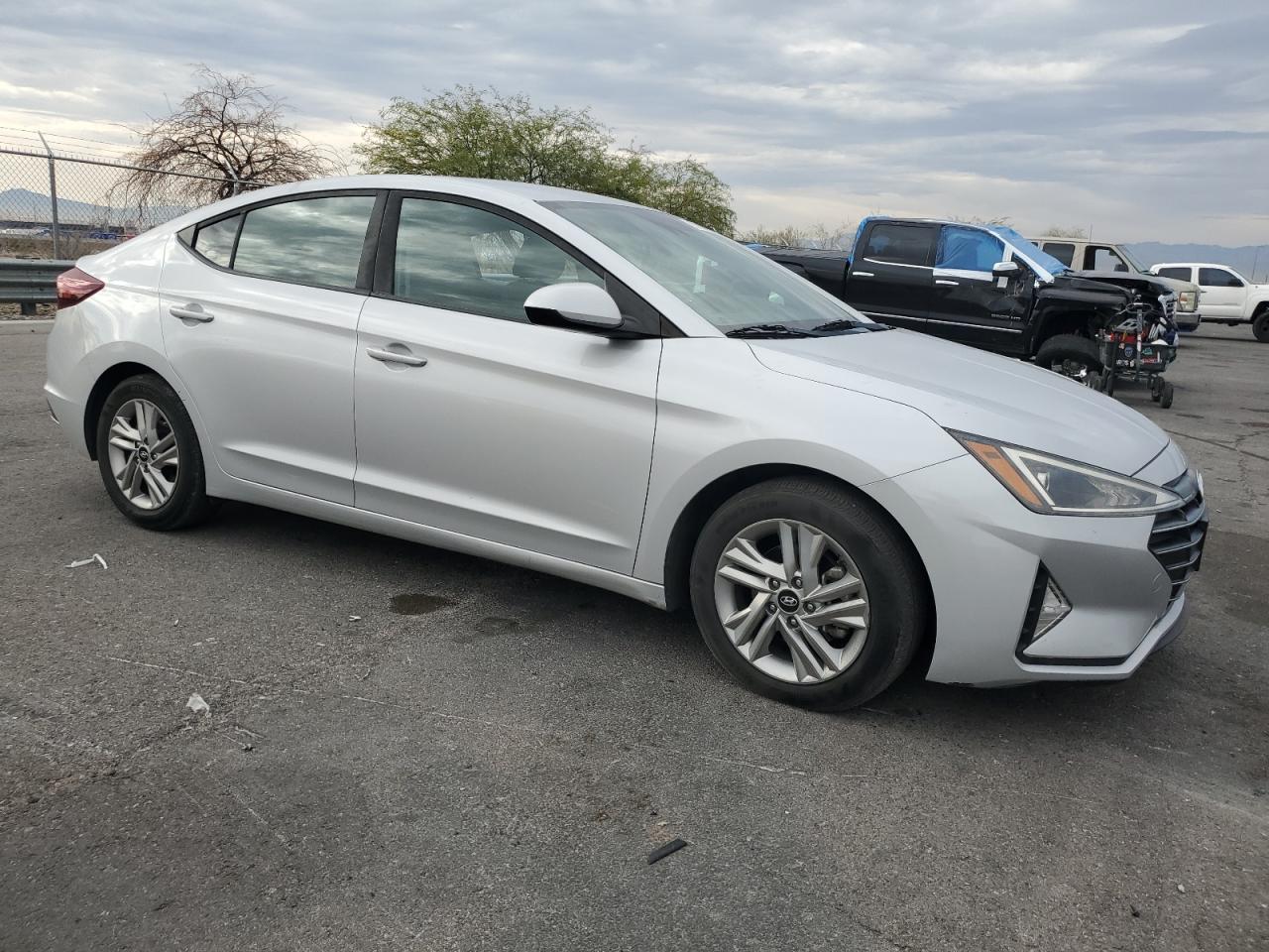 Hyundai ELANTRA Sel Image 2