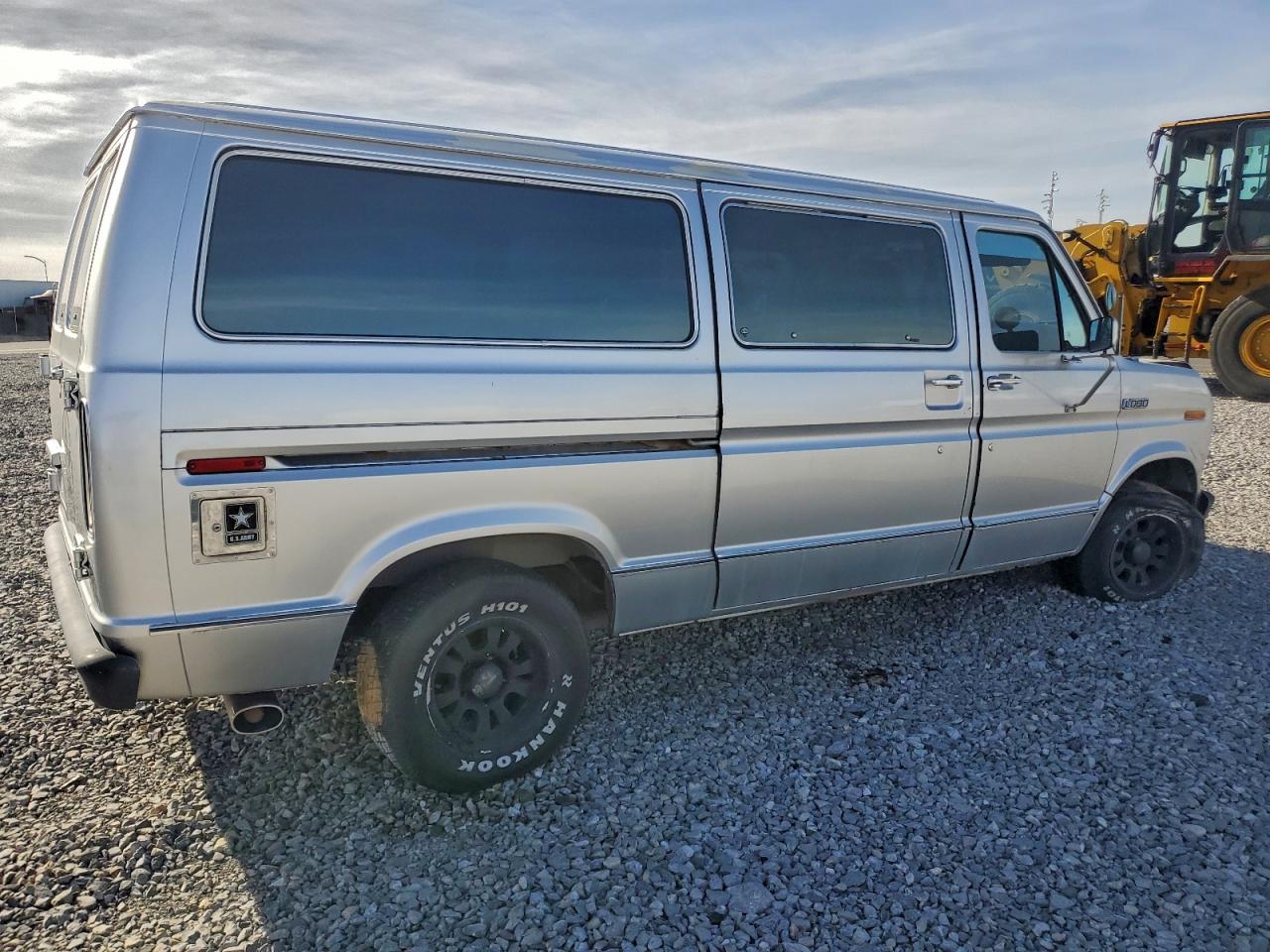 Ford Econoline E150 Van Image 4
