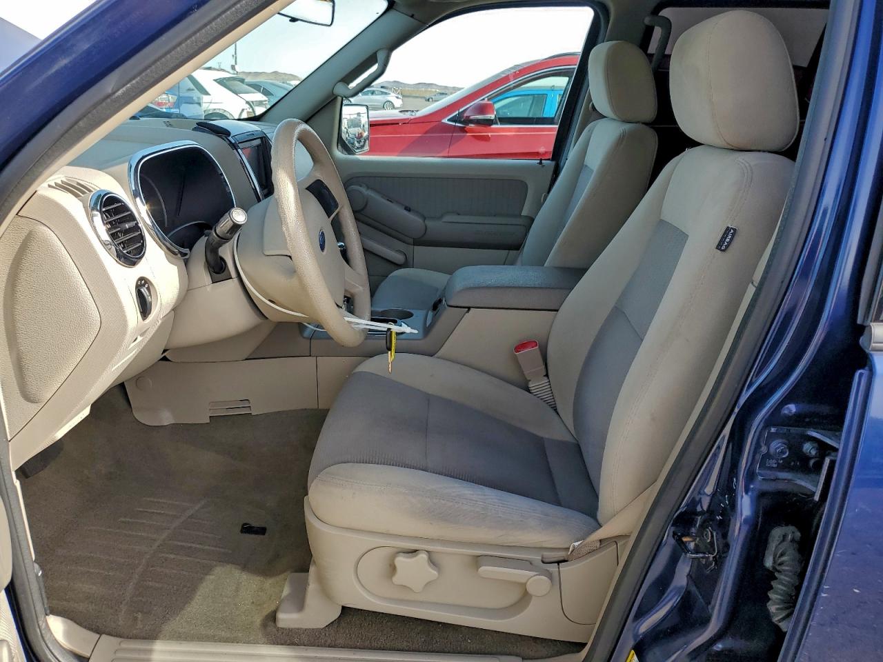 Ford Explorer Xlt Image 4