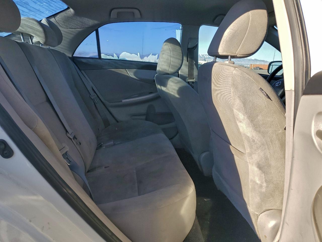 Toyota Corolla Base Image 11