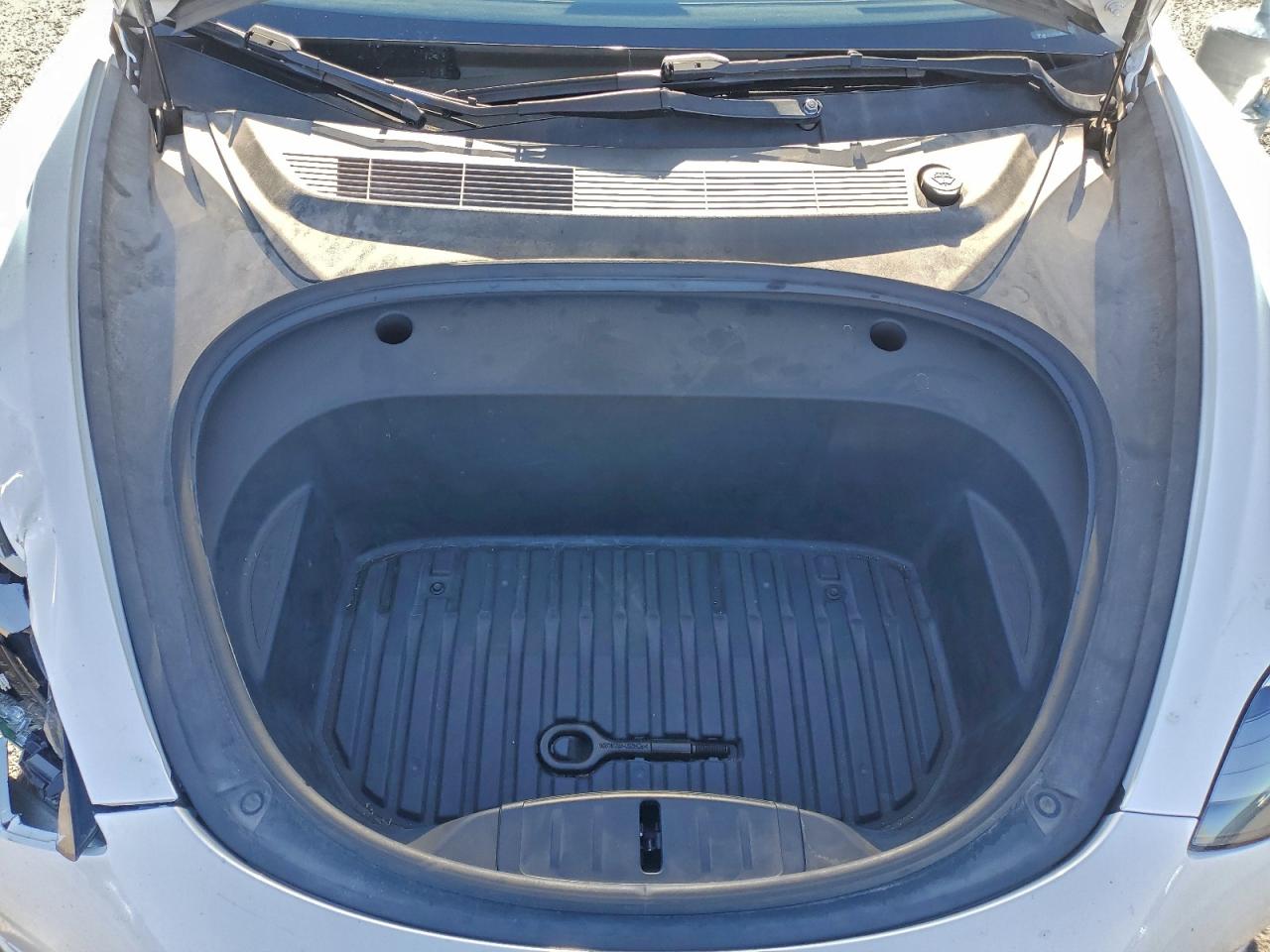 Tesla Model 3 Image 11