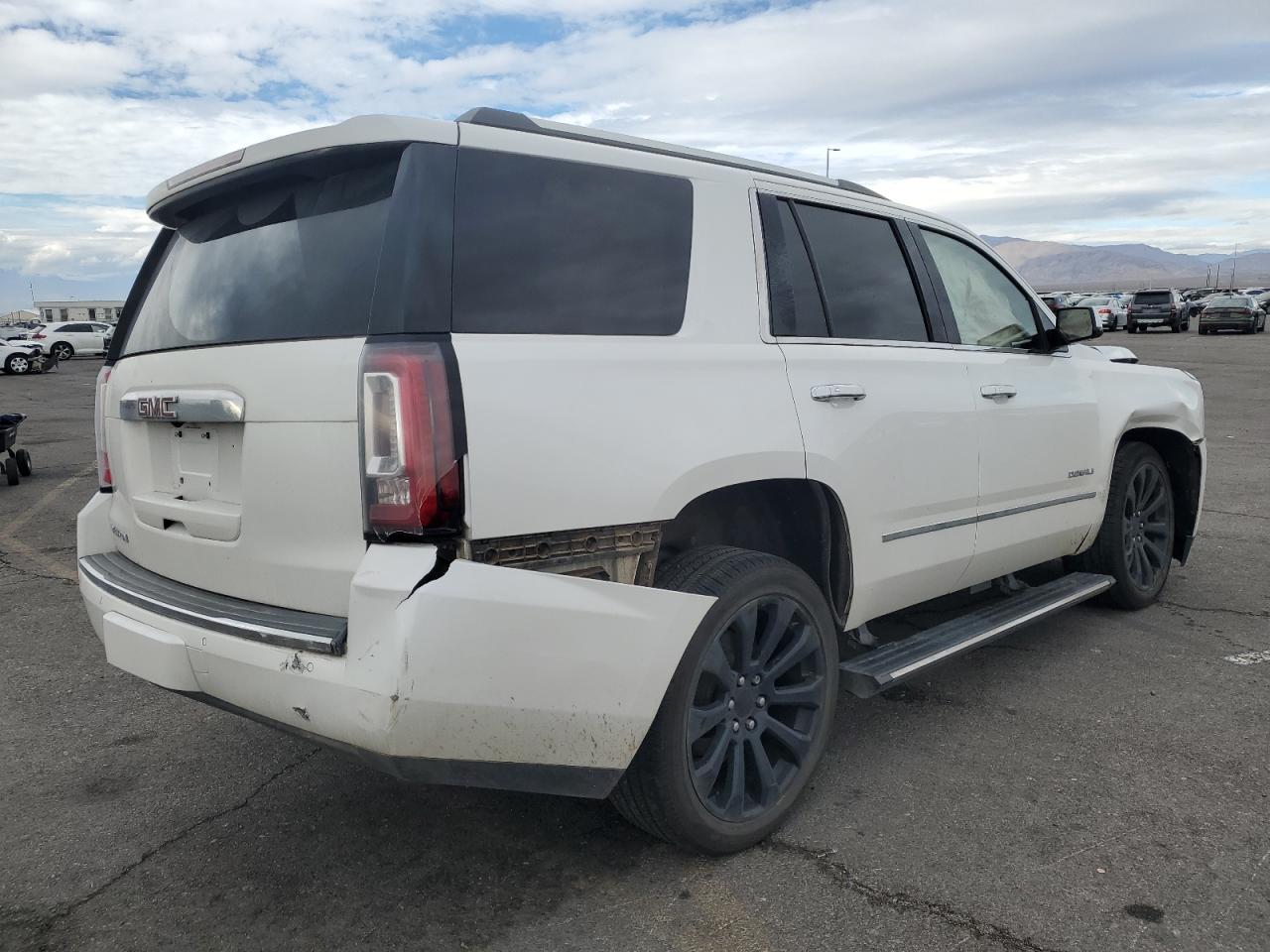 GMC Yukon Denali Image 4