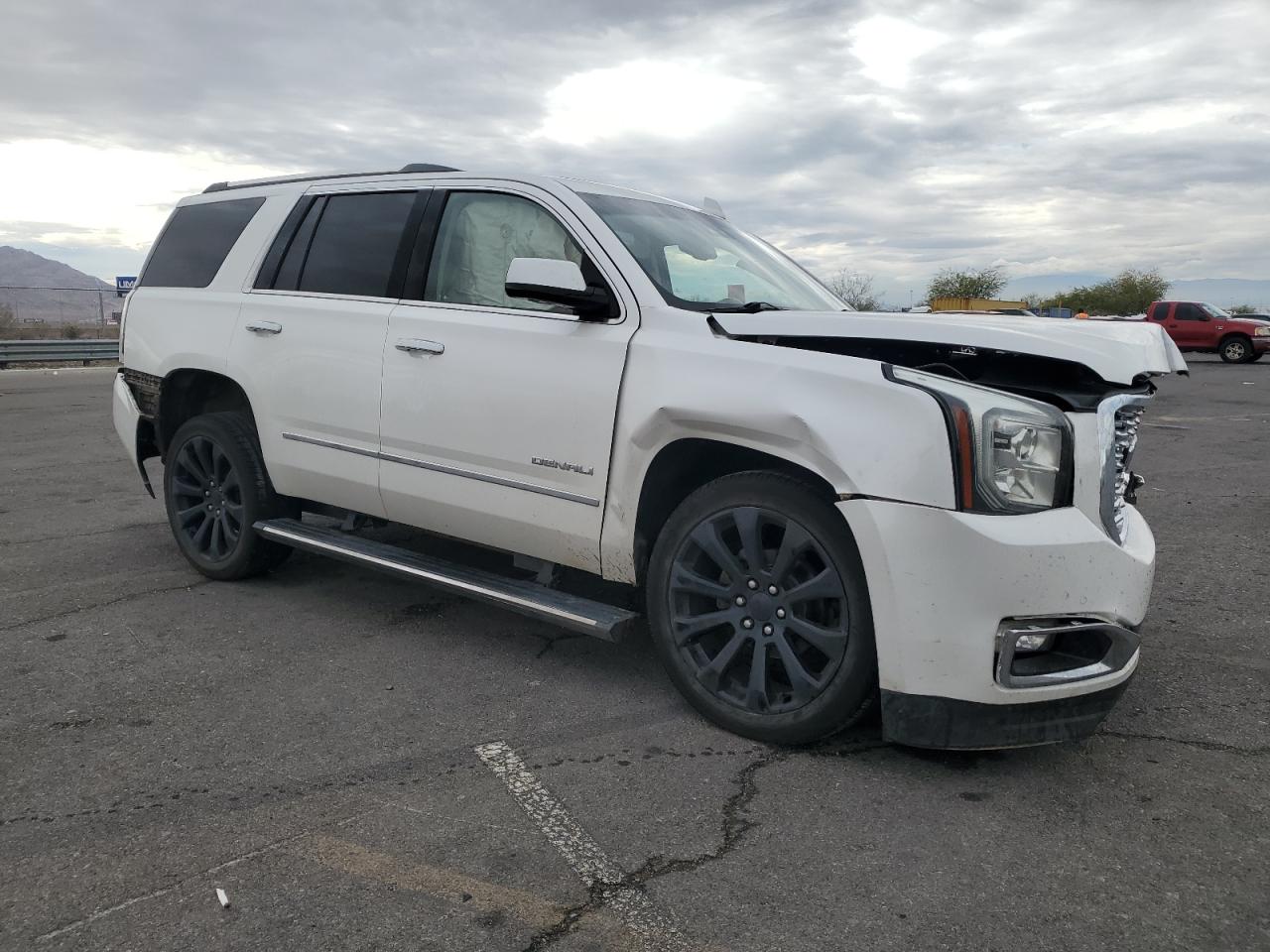 GMC Yukon Denali Image 5