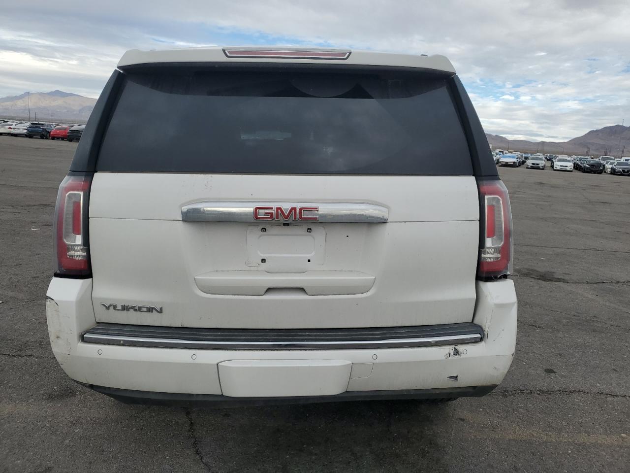 GMC Yukon Denali Image 12