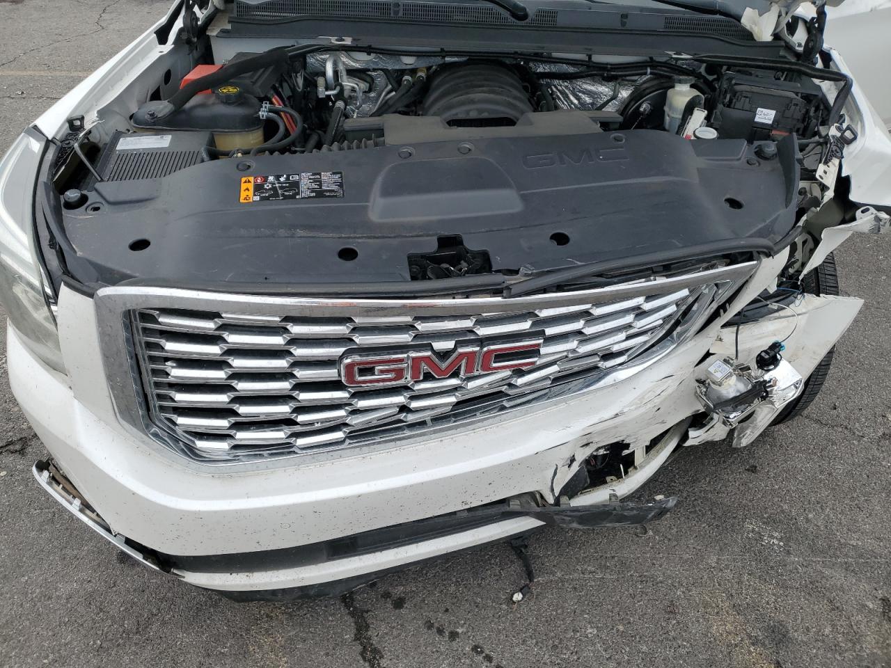 GMC Yukon Denali Image 11