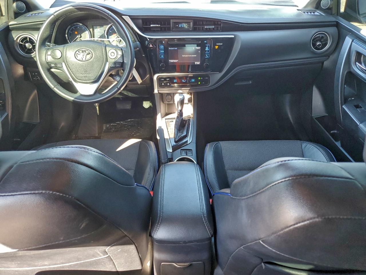 Toyota Corolla L Image 7