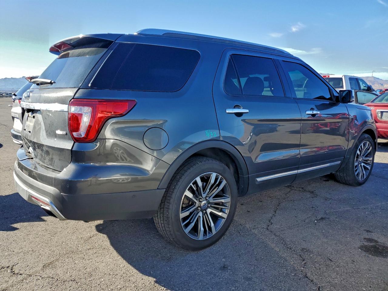 Ford Explorer Platinum Image 2