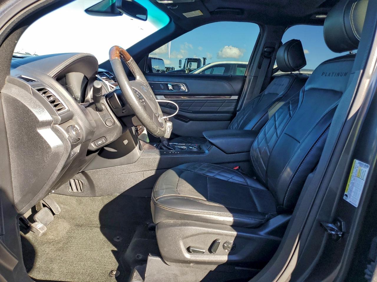 Ford Explorer Platinum Image 12