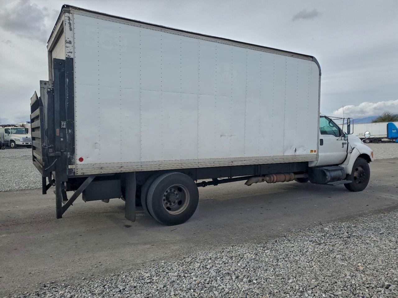 Ford F-650 Super Duty Image 4