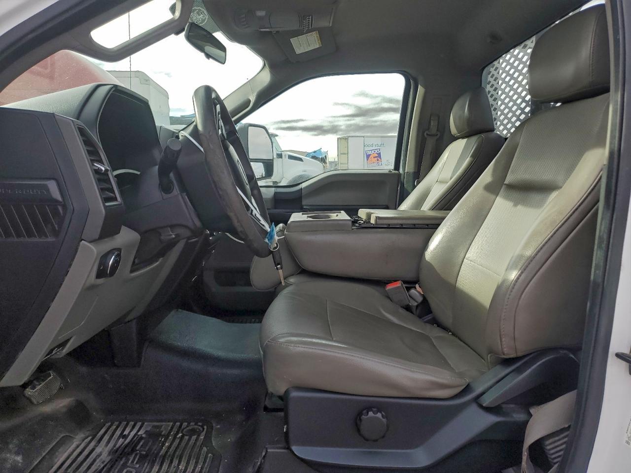 Ford F-550 Super Duty Image 11