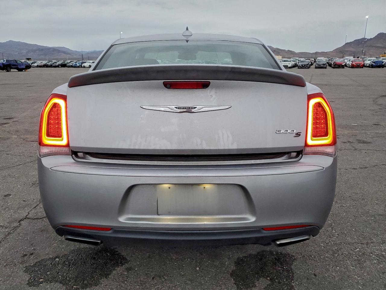 Chrysler 300 S Image 11