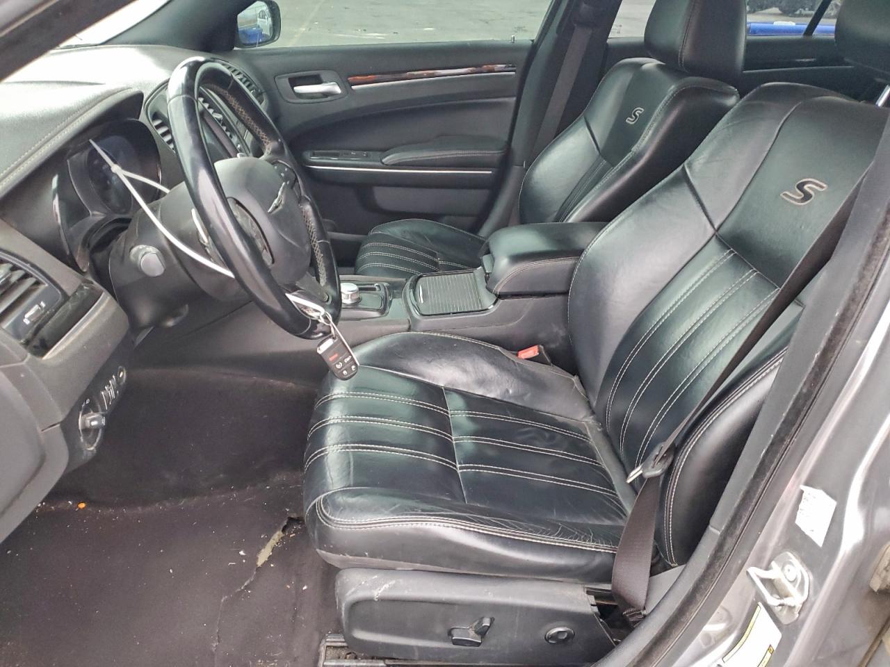 Chrysler 300 S Image 6