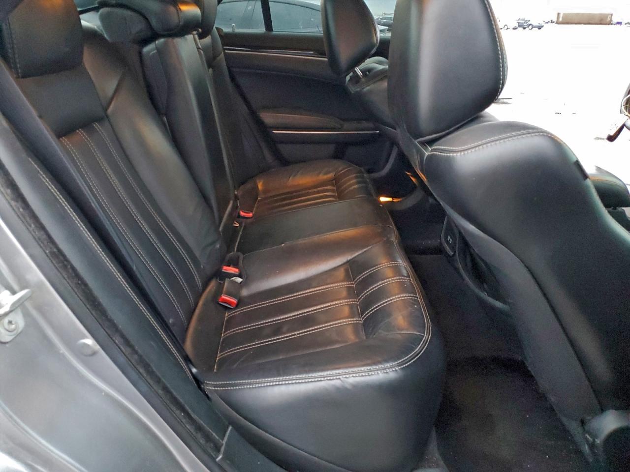 Chrysler 300 S Image 5