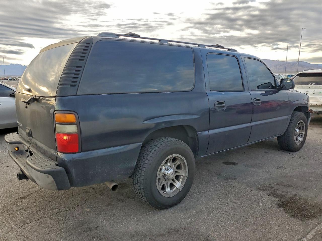 Chevrolet Suburban C1500 Image 5