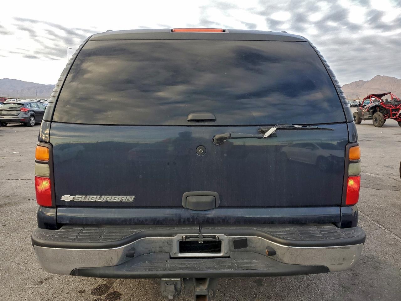 Chevrolet Suburban C1500 Image 2