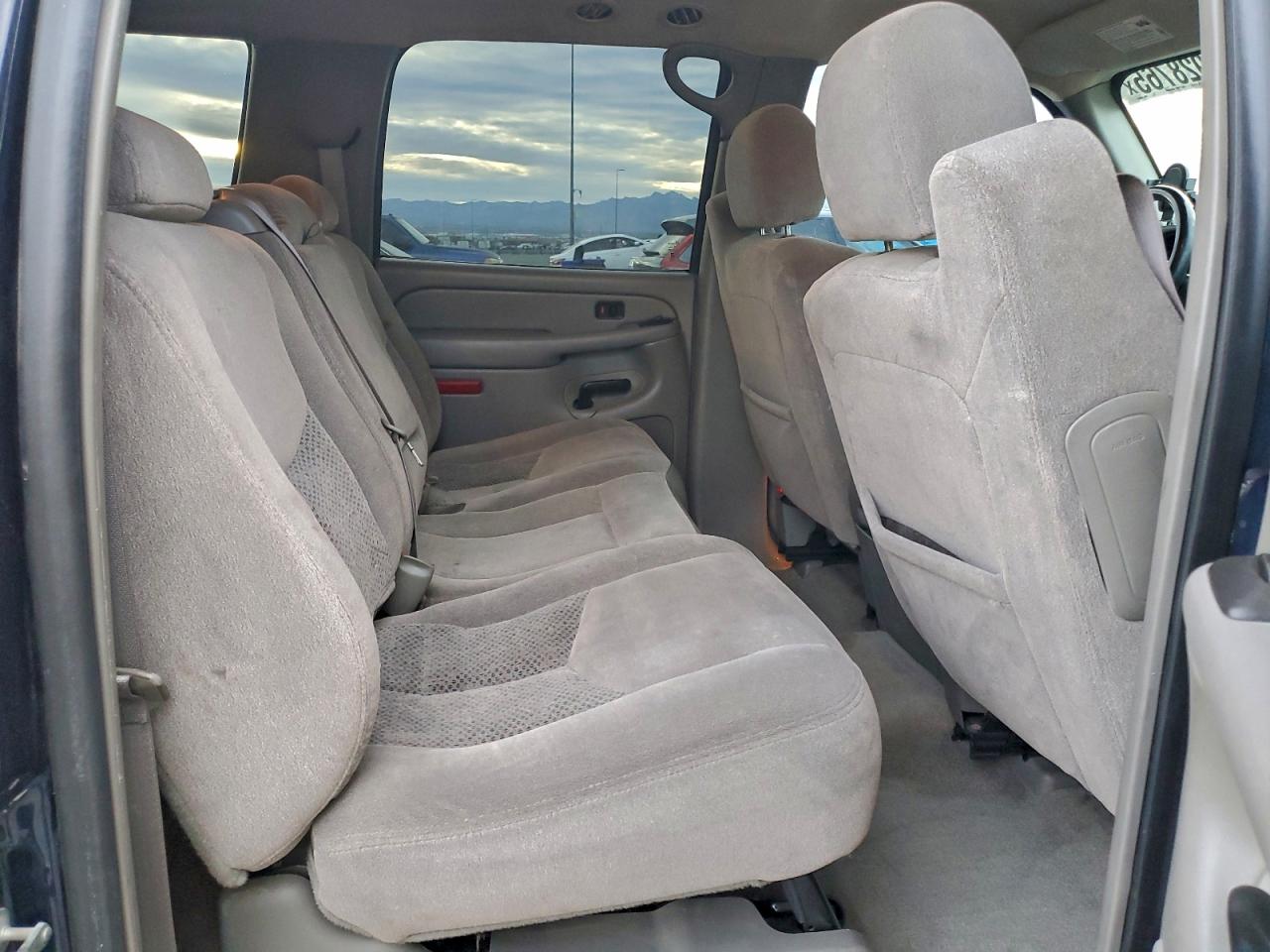 Chevrolet Suburban C1500 Image 11